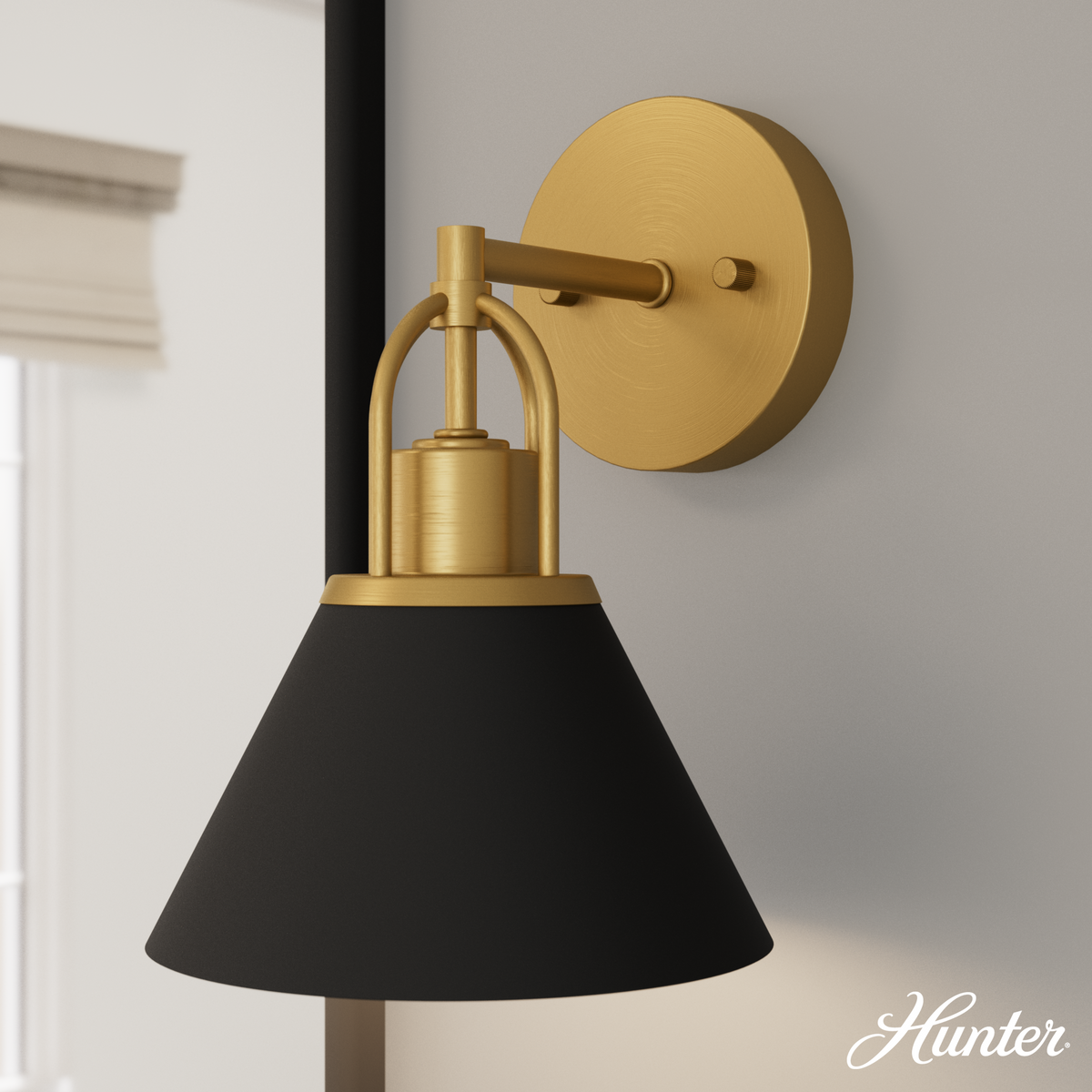 Carrington Isle 10.25-inch 1-light Matte Black and Luxe Gold Wall Sconce with Matte Black Metal Shade