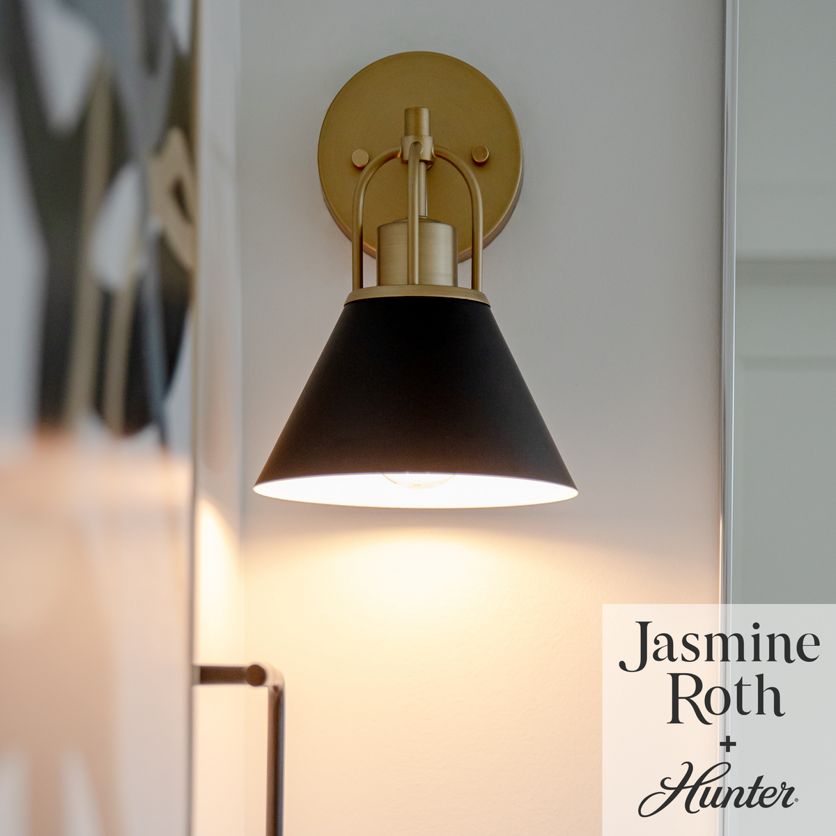Carrington Isle 10.25-inch 1-light Matte Black and Luxe Gold Wall Sconce with Matte Black Metal Shade