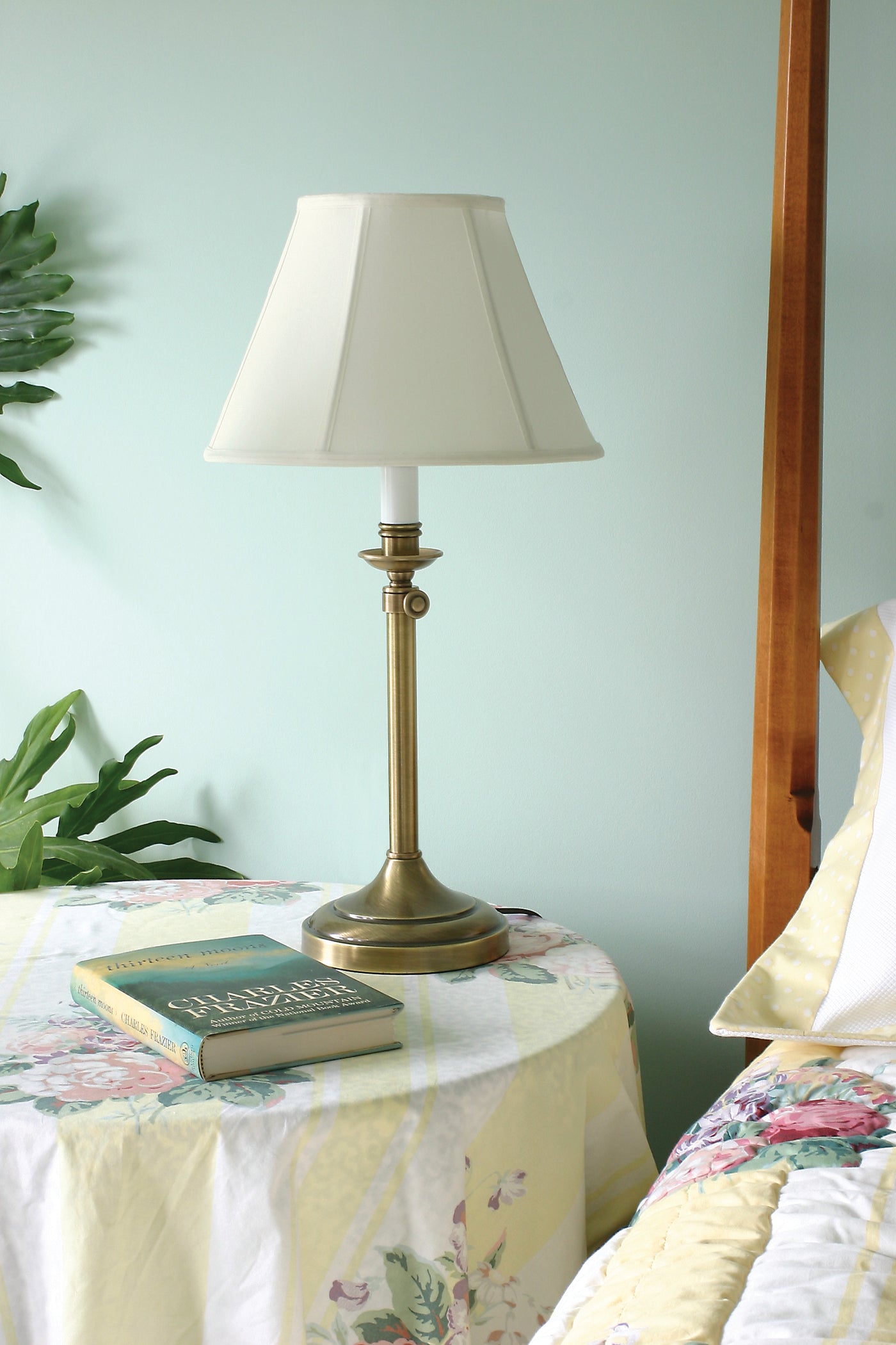 25-inch Club Antique Brass Table Lamp